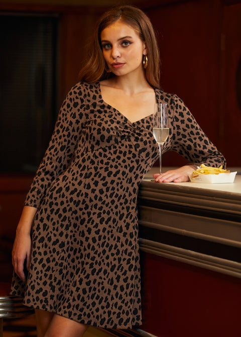 Leopardfärgad Hi-Low-klänning med kejsarinna