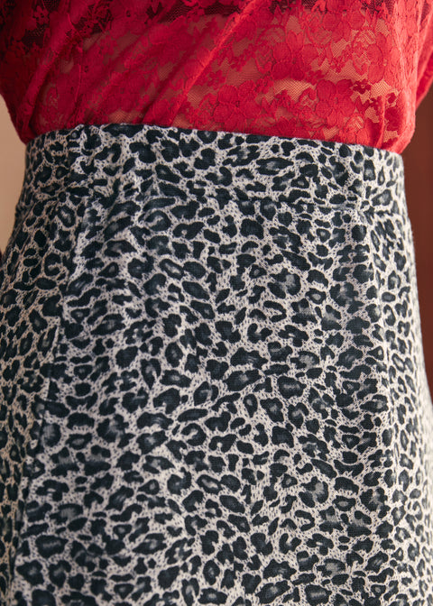 Stickad midikjol med utmärkt passform