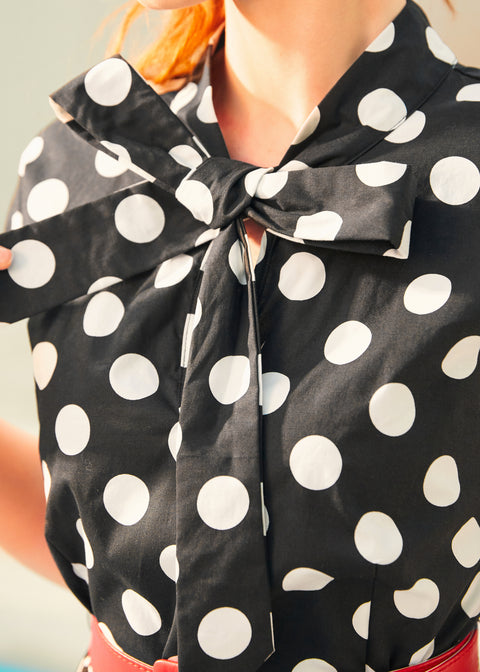 En kultklassisk klänning med kort ärm och skärp