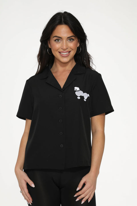 Svartvit broderad pudeltopp