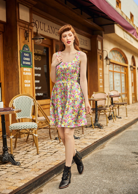 Kortare klänning i retrostil med utsvängda detaljer