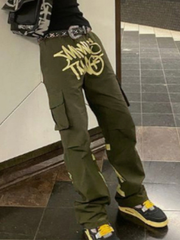 Herrenhose mit Buchstabendruck und mehreren Taschen und Kordelzug und weitem Bein