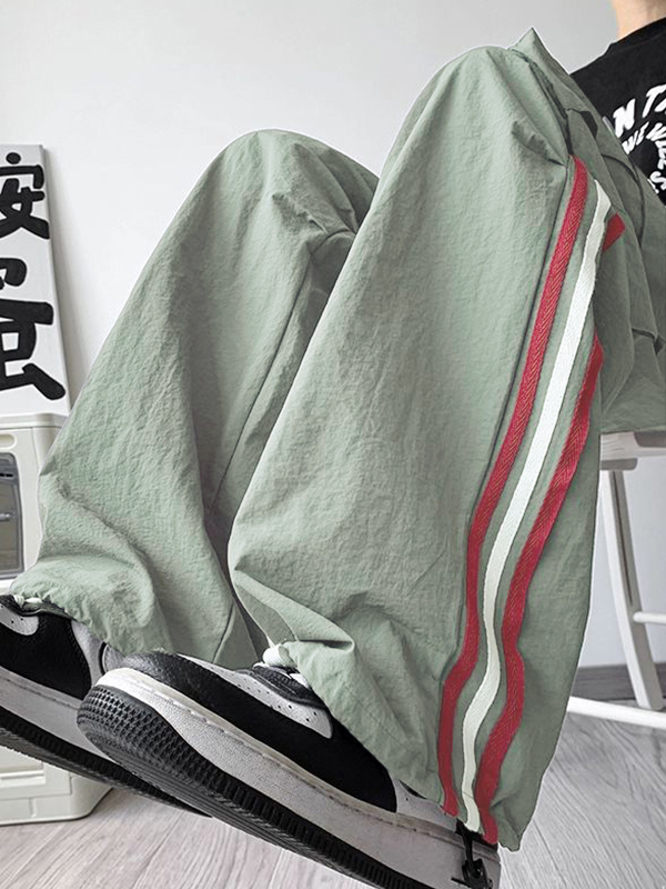 Herrenhose mit weitem Bein und kontrastierendem Paspeldetail und Kordelzug