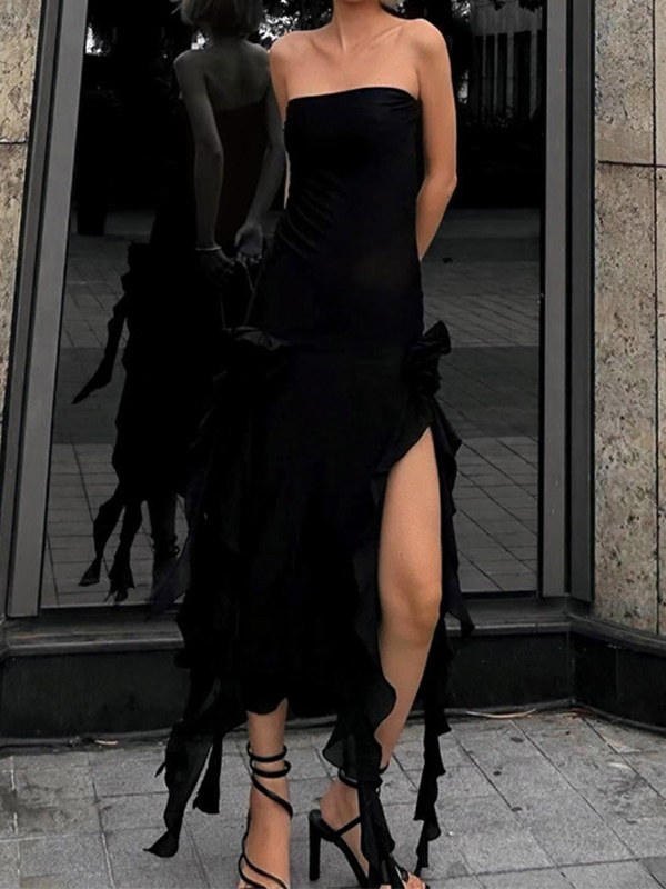 Trägerloses, geblümtes Kleid mit Fransen und Schlitzen