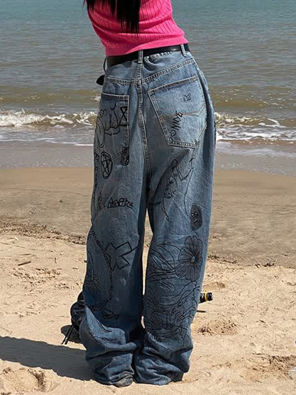 Interessante lockere Boyfriend-Jeans mit Graffiti-Print