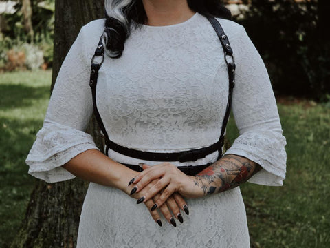 Mina – Elfenbensvit Blommig Spetsklänning med Vampyrens Brud