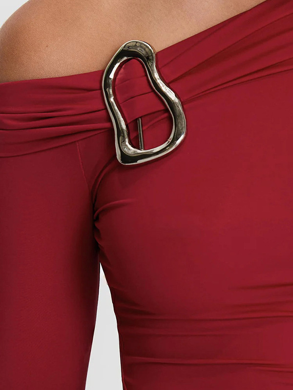 Lange Ärmel mit Metallschnalle und schräger Schulter