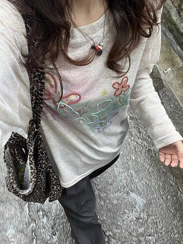 Übergroßes Langarmshirt mit buntem Schmetterlingsstickerei und Sonnenschutz