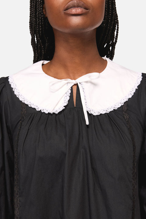 Den utsmyckade kragen i spetsklänning