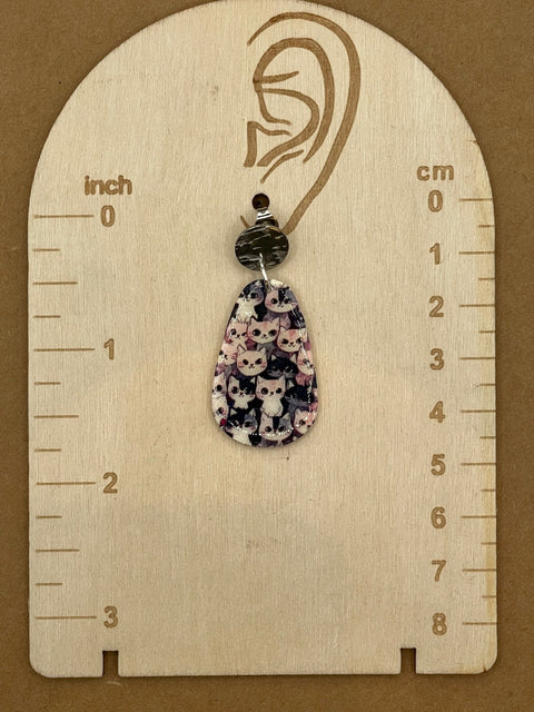 Droppformade örhängen med kattmönster