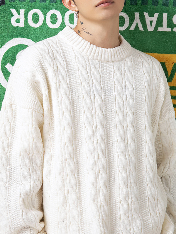 Einfarbiger Pullover mit Rundhalsausschnitt und Zopfmuster