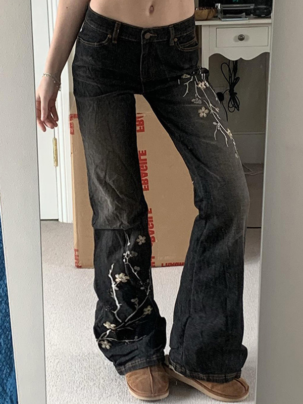 Slim Fit Schlagjeans mit Blumenstickerei