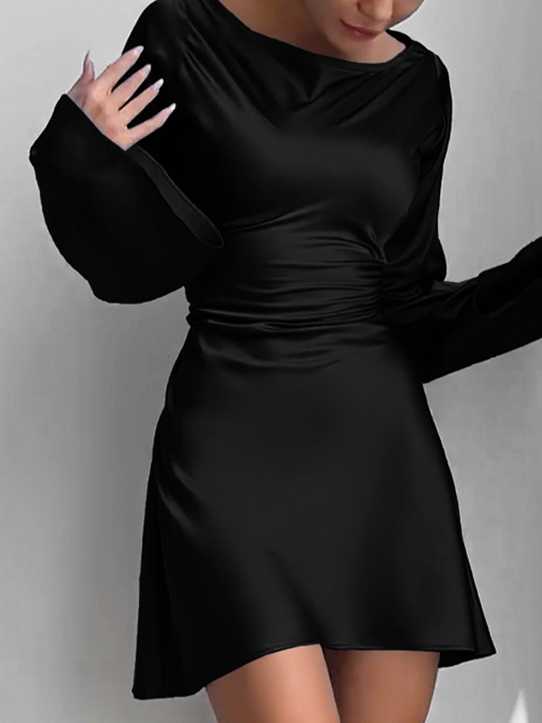 Temperamentvolle Taillengurte in Satin-Minikleidern