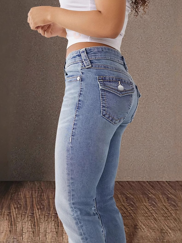 Schlagjeans mit zwei Knöpfen und bauchfreiem Bein