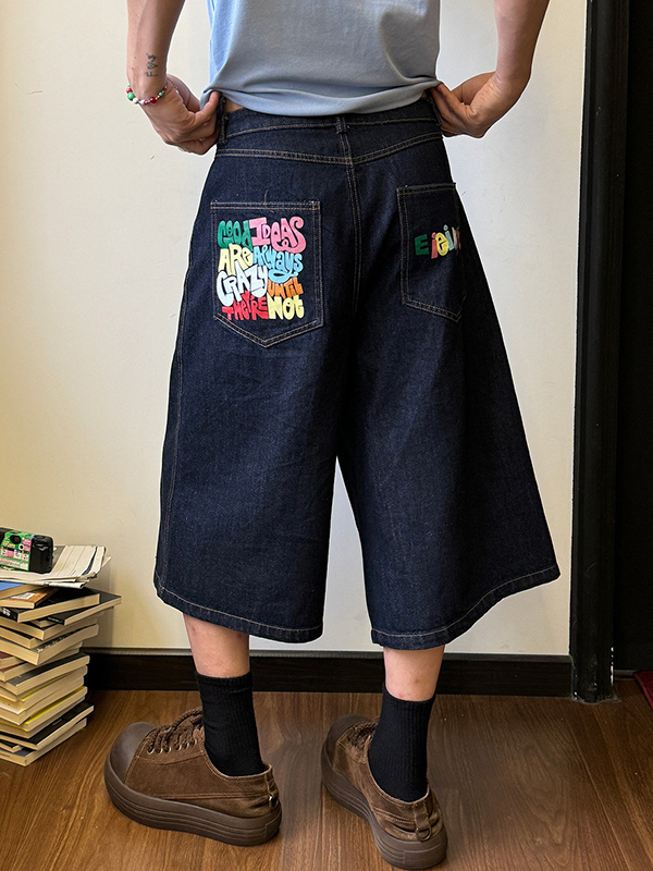 Jeansshorts mit bunten Buchstaben-Prints
