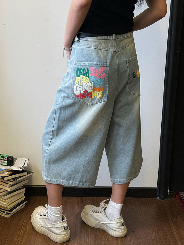 Jeansshorts mit bunten Buchstaben-Prints