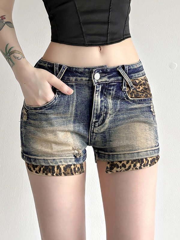 Schlankmachende Jeansshorts mit Leopardenmuster und Taschen