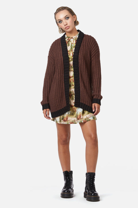 Grovstickad kofta i fält