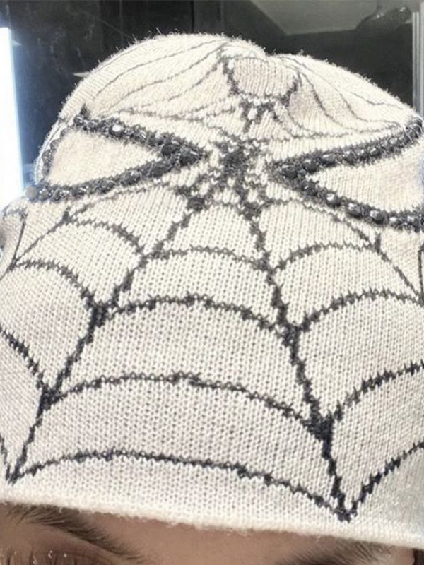 Beanie-Mütze mit Spinnennetz-Print und Strassverzierung