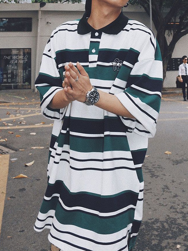 Herren-Kurzarm-T-Shirt mit Kontraststreifen und Stickerei