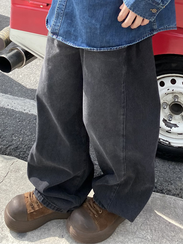 Lockere Jeans für Herren in einfarbiger Optik