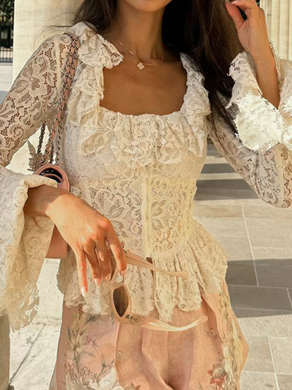 Langärmliges T-Shirt mit Klettverschluss und Blütenärmeln aus Spitze