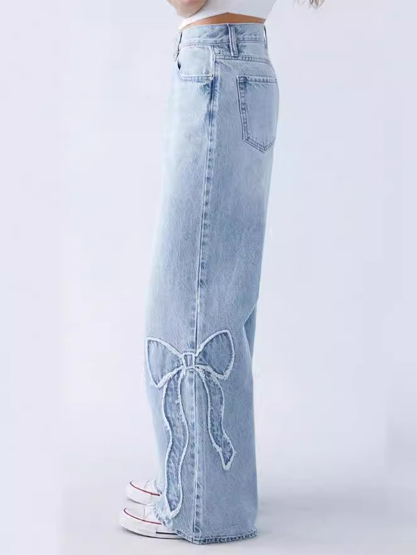 Gerade Jeans mit Schmetterlingsstickerei