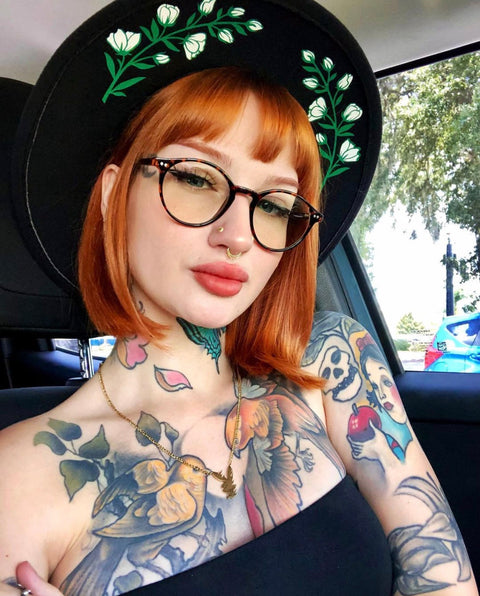 Vegansk Filthatt – Bred Brätte – Vit Blommig