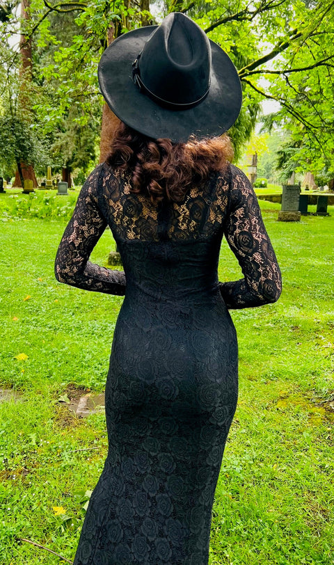 Persephone – Dödlig, skir maxiklänning med blommig spets