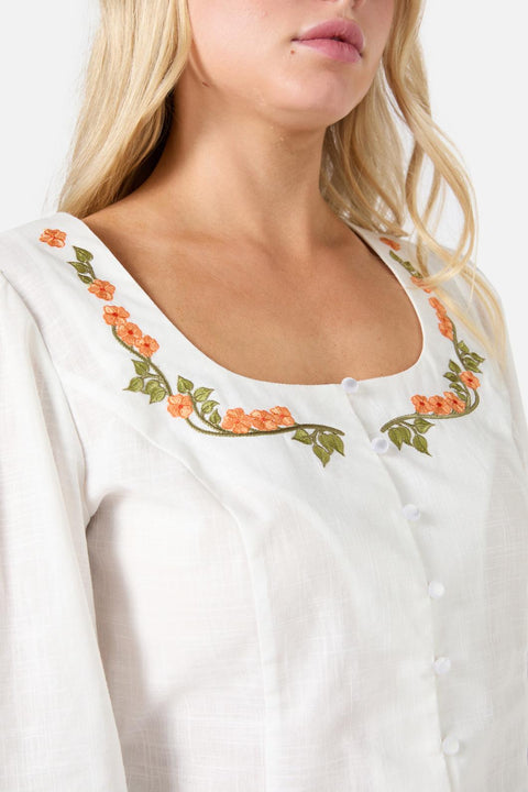 Broderad topp med blommönster och barnmotiv