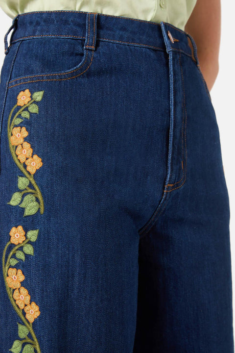 Broderade jeans med blommönster