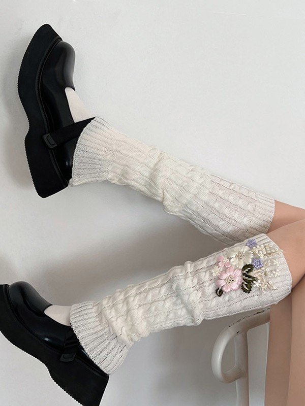 Beinwärmer mit Zopfmuster und Blumenstickerei