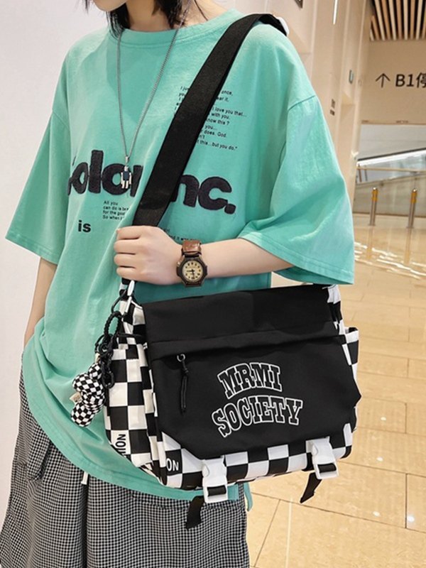 Umhängetasche aus kariertem Nylon mit Schnallenriemen