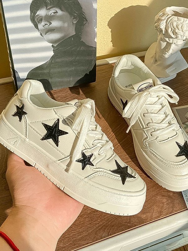Flacher Sneaker mit kontrastierenden Sternen