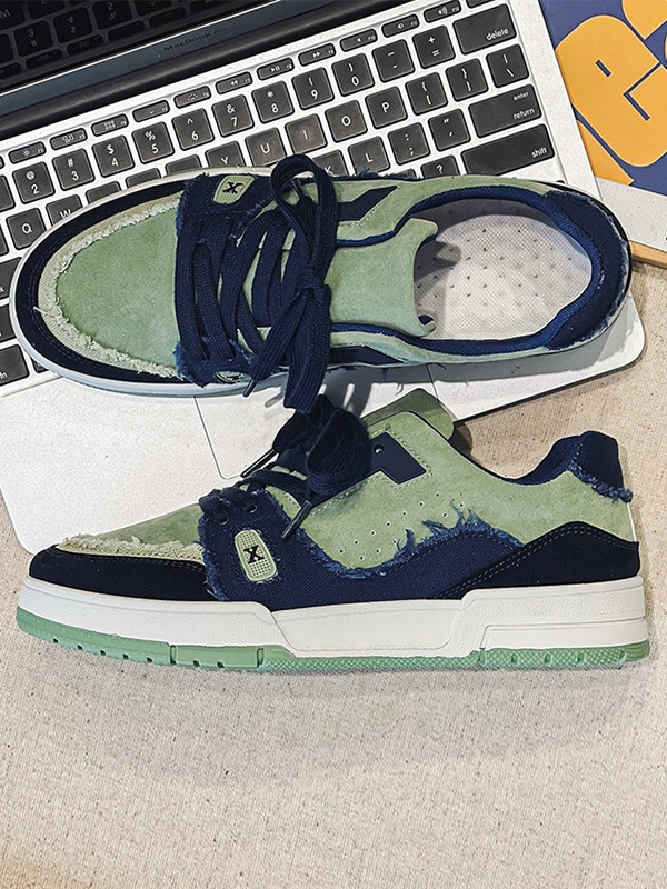 Herren-Sneaker mit kontrastierendem Einsatz und rohem Rand