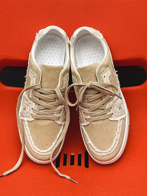 Herren-Sneaker mit kontrastierendem Einsatz und rohem Rand