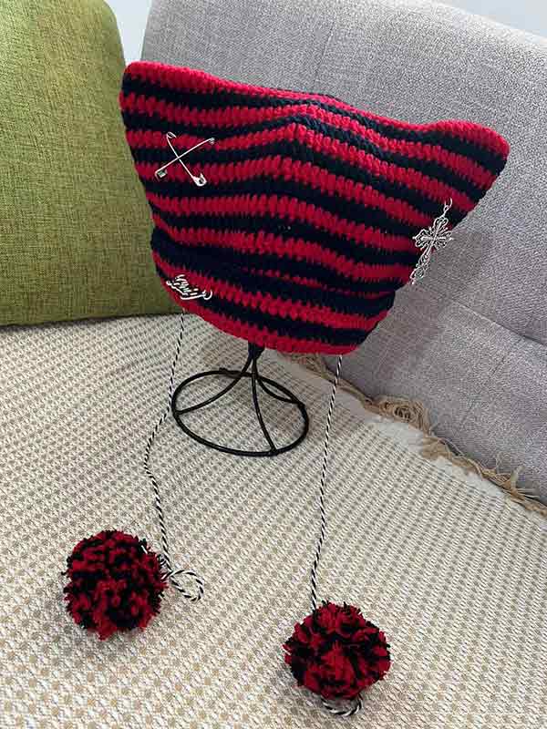 Beanie-Mütze mit Streifen-Katzen-Design und Vintage-Anhänger