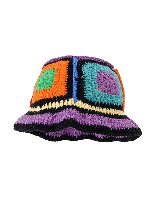 Kontrastfarbene Strickmütze mit quadratischem Design