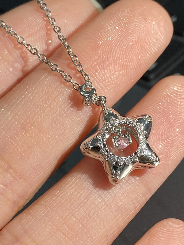 Glänzende Diamant-Halskette mit ausgehöhltem Sternanhänger