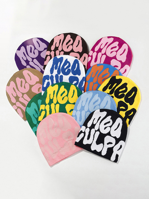 Interessante Beanie-Mütze mit Buchstabenmuster