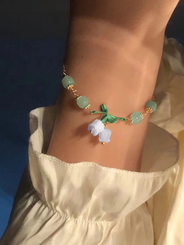 Verstellbares Gliederarmband mit Blumenanhänger aus Jadeimitat