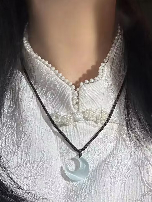 Halskette mit geflochtenem Seil und Mondanhänger