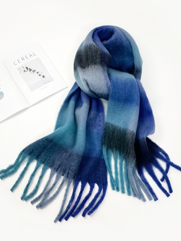 Bunter karierter Schal mit Fransen