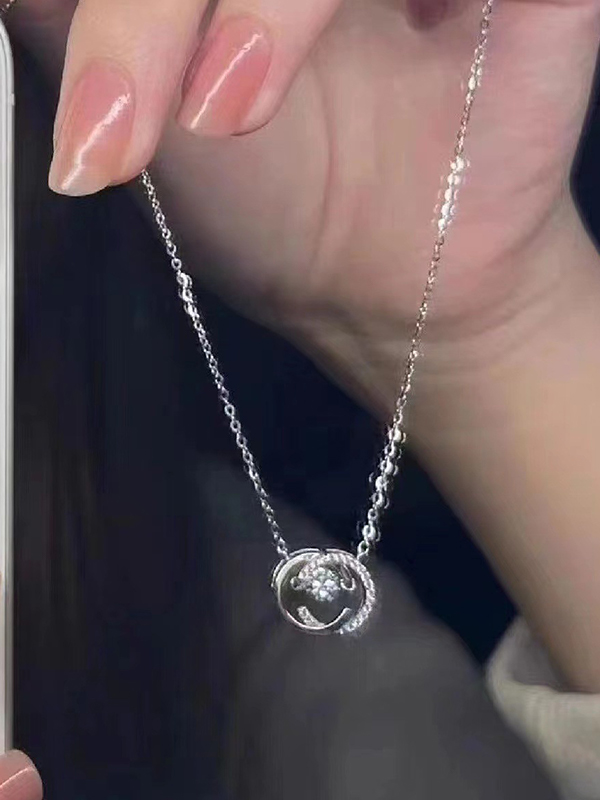 Glitzernde Halskette mit schlagendem Herz