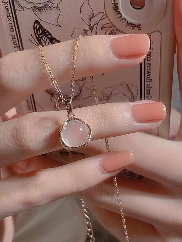 Halskette mit Anhänger aus rosa Kristall